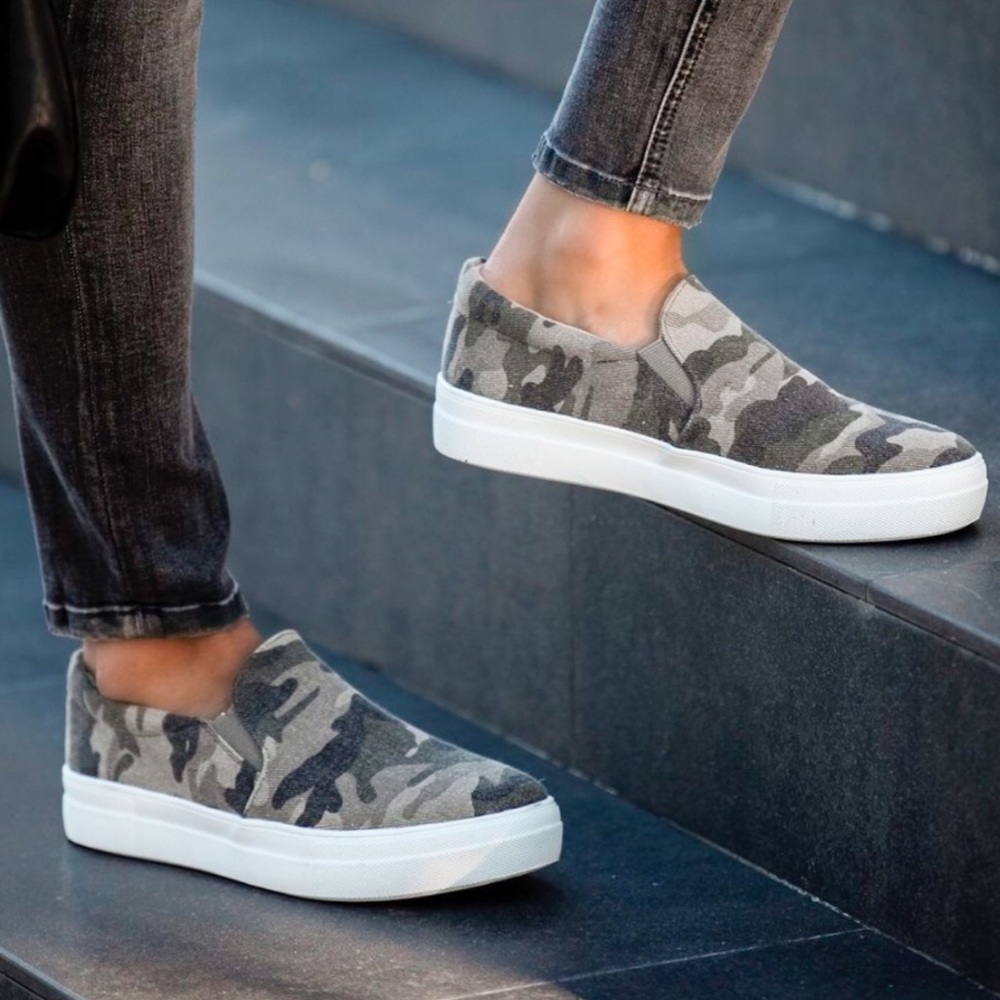 🍒SALE🍒LAST PAIR Camo Camouflage Slip On Sneakers - Picture 2 of 8
